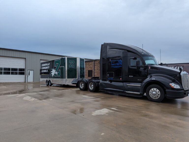 Kenworth T680 pulling tandem axle SDG Bumper Pull Trailer